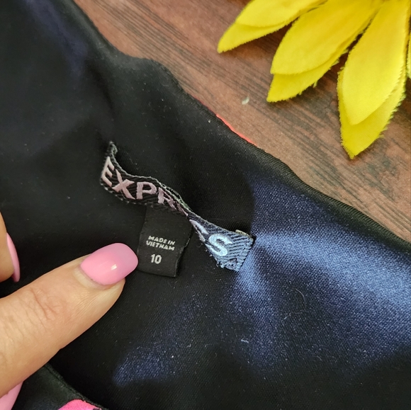 EXPRESS FLORAL DRESS 👗 ✨️ - Picture 4 of 7